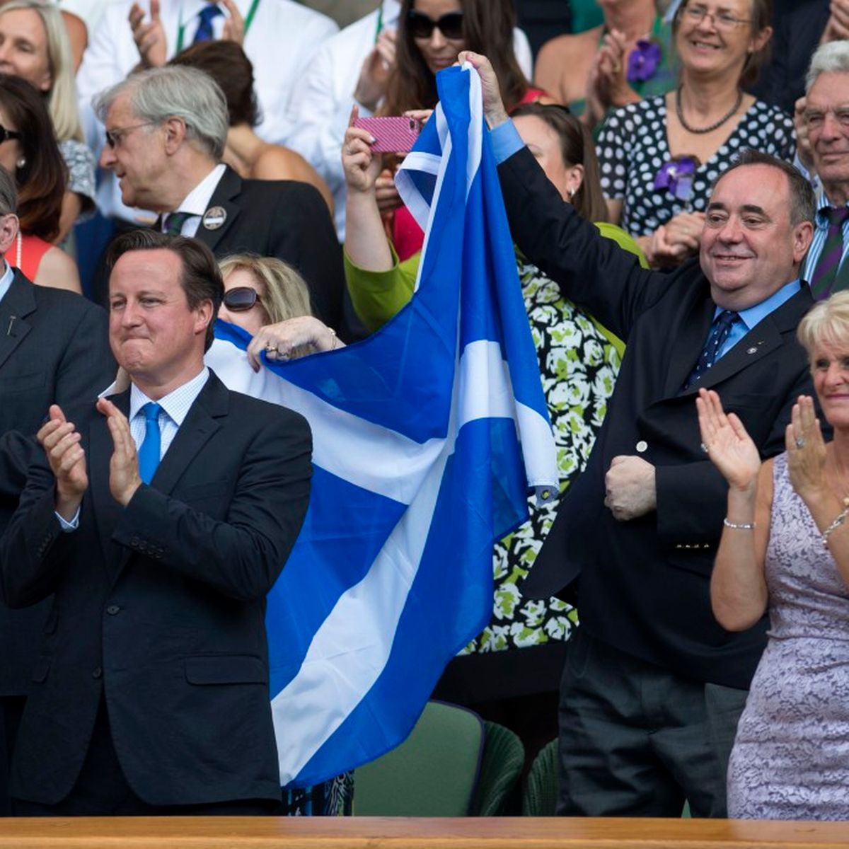 Alex-Salmond-defends-waving-the-Saltire-behind-David-Cameron.jpg