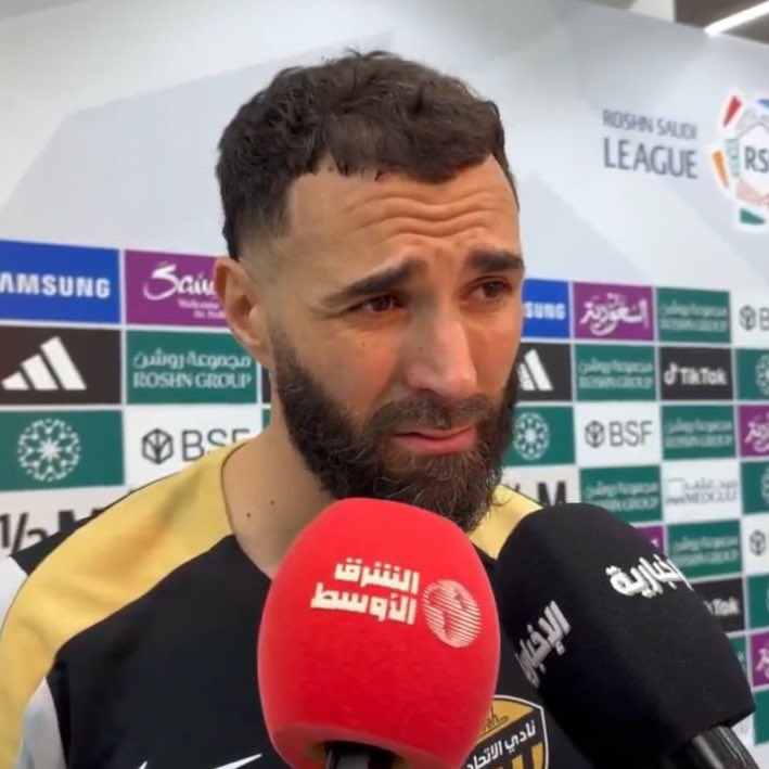 benzema regard.jpeg