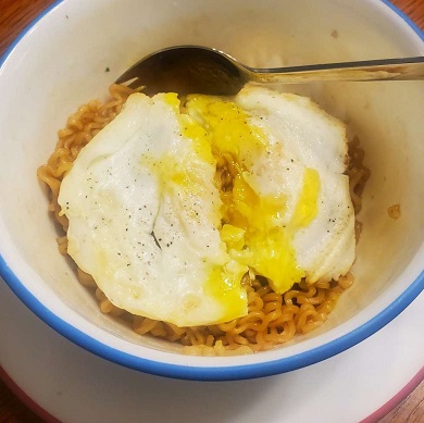 egg_on_noodle.jpg