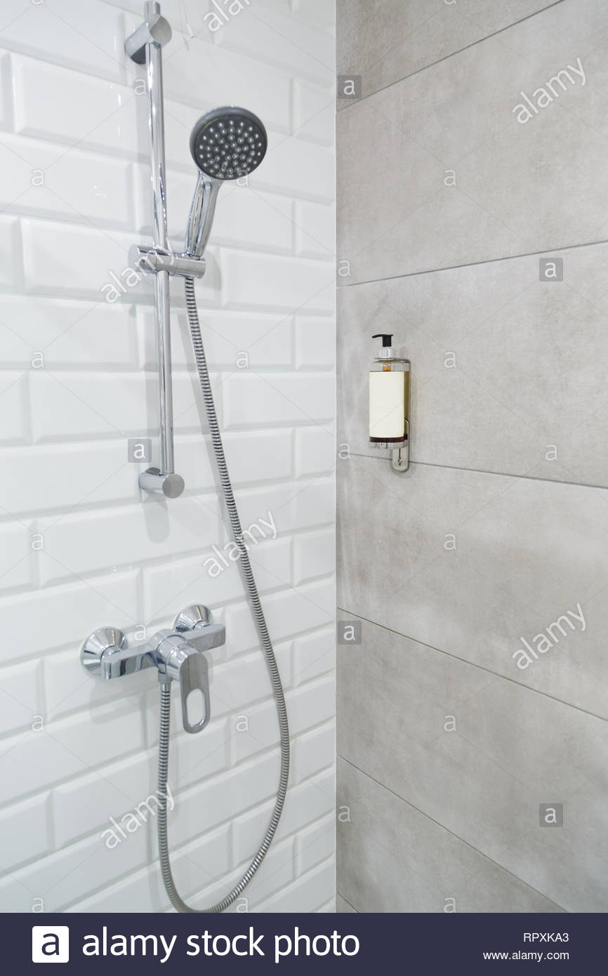 shower-in-modern-hotel-bathroom-RPXKA3.jpg